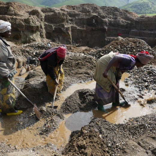 Auch Frauen arbeiten in Mine Fungamaka