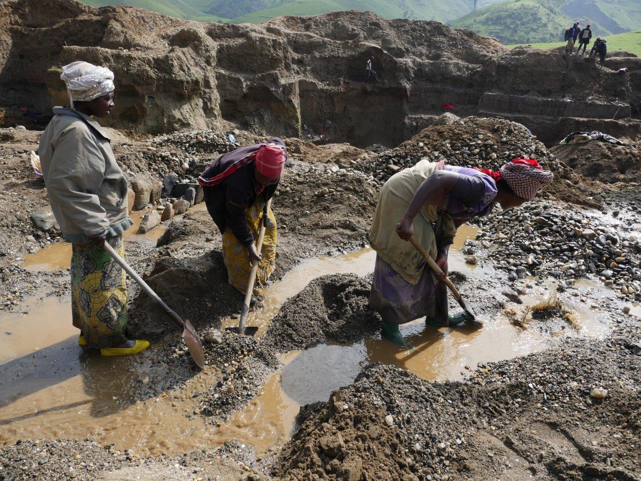 Auch Frauen arbeiten in Mine Fungamaka