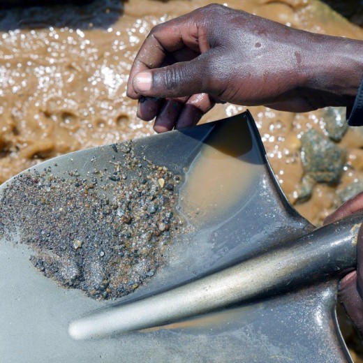 Die Erze werden wie in alten Goldgräberzeiten mit der Schaufel aus dem Sand gewaschen.