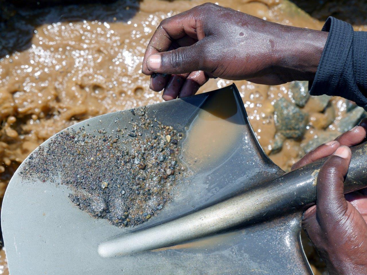 Die Erze werden wie in alten Goldgräberzeiten mit der Schaufel aus dem Sand gewaschen.