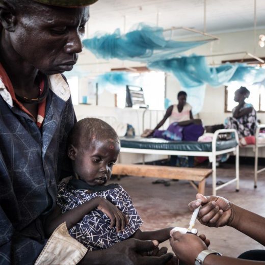 Turkana mit seiner an Malaria leidenden Tochter im von den Johannitern betriebenen Krankenhaus von Kakuma (Credit: Aktion Deutschland Hilft /Roland Brockmann)